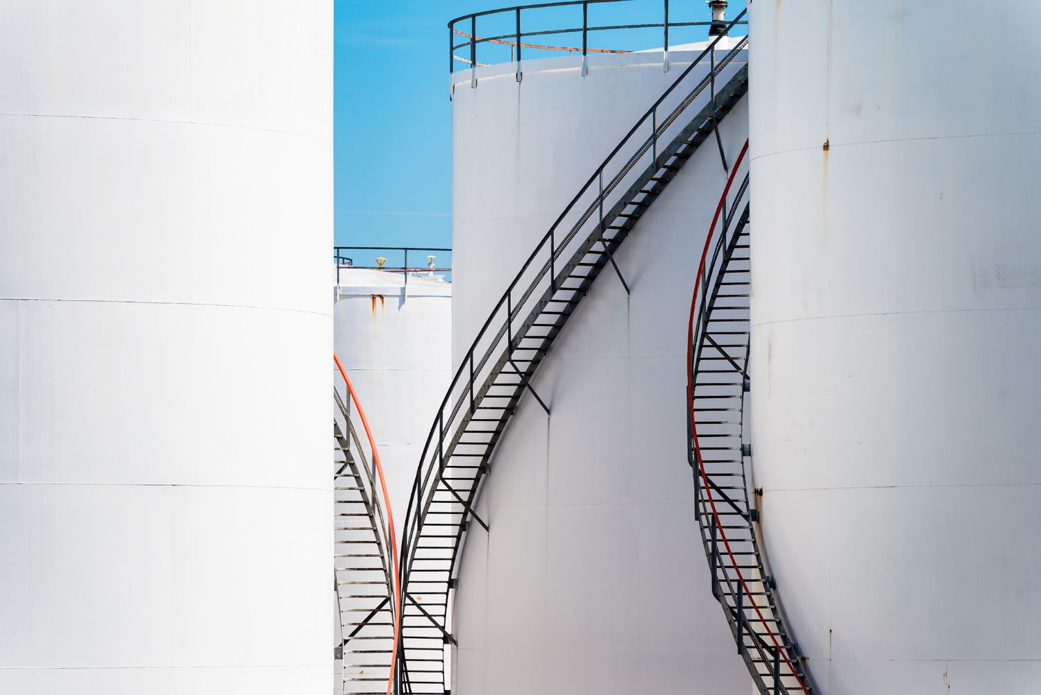 Tanques blancos con escaleras