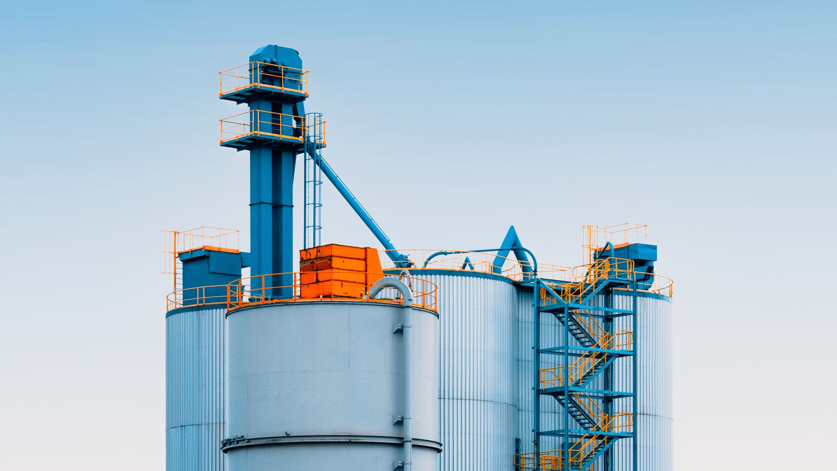 Estructuras industriales con acentos naranja