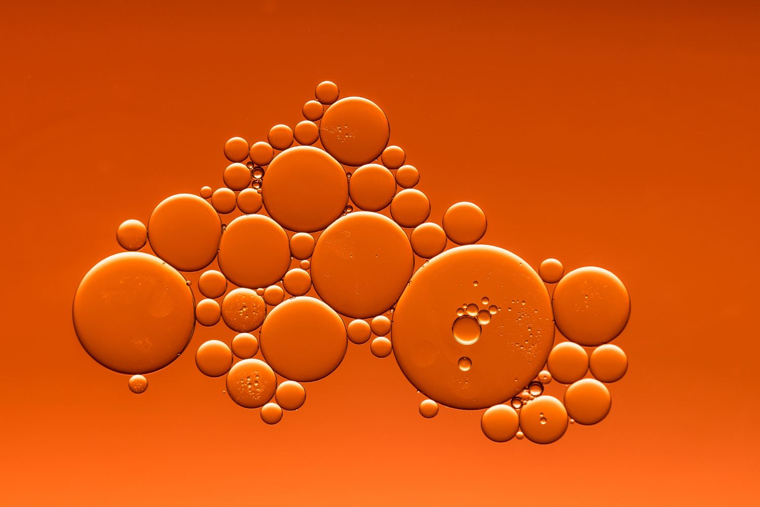 Gotas de aceite sobre fondo naranja